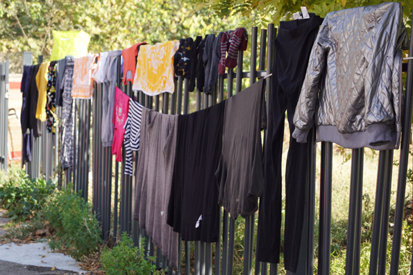 Photo de linge séchant sur des barrières